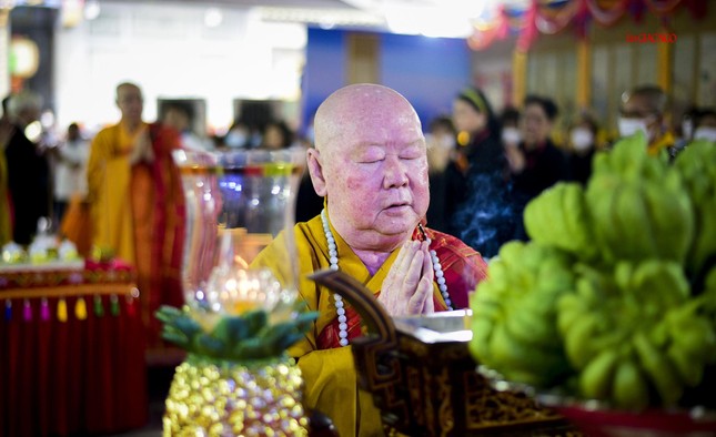 Dâng trầm cúng dường