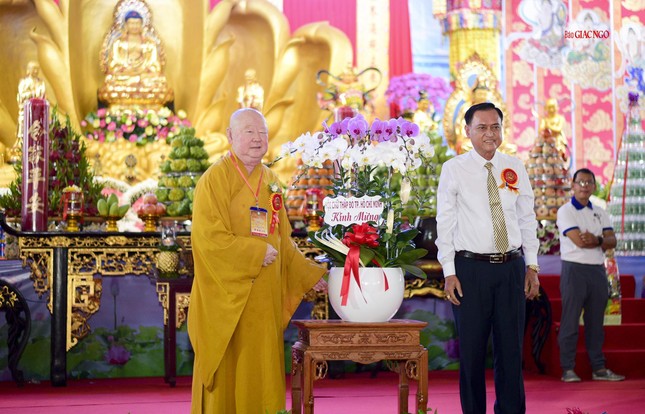 Thượng tọa Thích Duy Trấn nhận hoa chúc mừng của Hội Chữ Thập đỏ TP.HCM