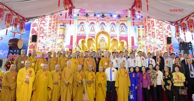 Vào lúc 14 giờ chiều nay, chư tôn đức Tăng Ni Phật giáo người Hoa cử hành nghi thức sái tịnh đàn tràng