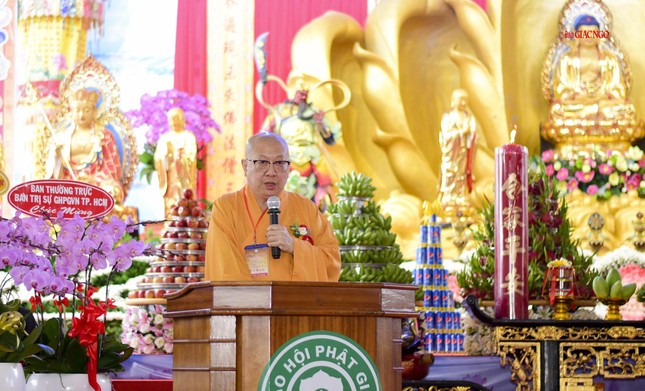 Thượng tọa Thích Liễu Minh phát biểu khai mạc bằng tiếng Hoa