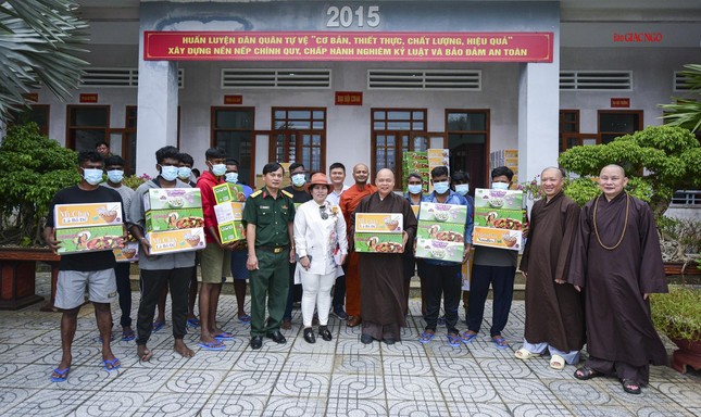 Trao tặng các phần quà tại trụ sở Đại đội công binh C46 (xã Lộc An, huyện Đất Đỏ) Trao tặng các phần quà tại trụ sở Đại đội công binh C46 (xã Lộc An, huyện Đất Đỏ)