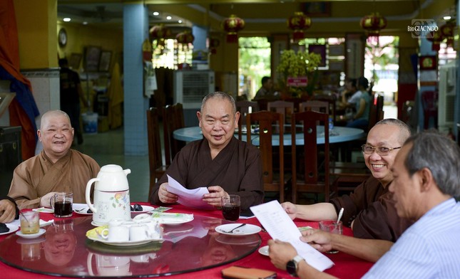 Thượng tọa Thích Huệ Công lắng nghe ý kiến đóng góp trong buổi họp Thượng tọa Thích Huệ Công lắng nghe ý kiến đóng góp trong buổi họp