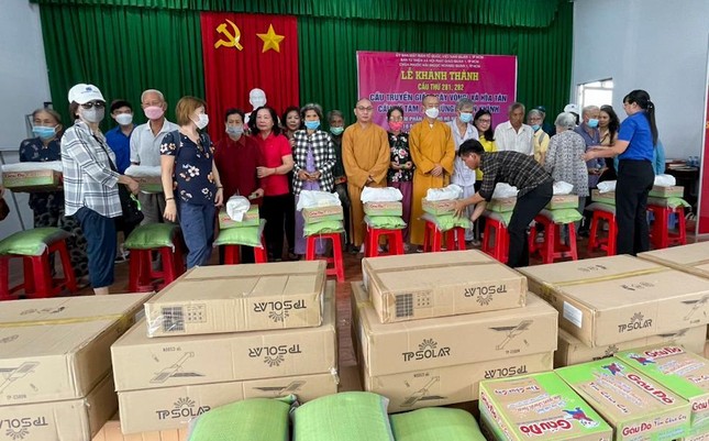 Trao 200 phần quà đến người dân có hoàn cảnh khó khăn Trao 200 phần quà đến người dân có hoàn cảnh khó khăn