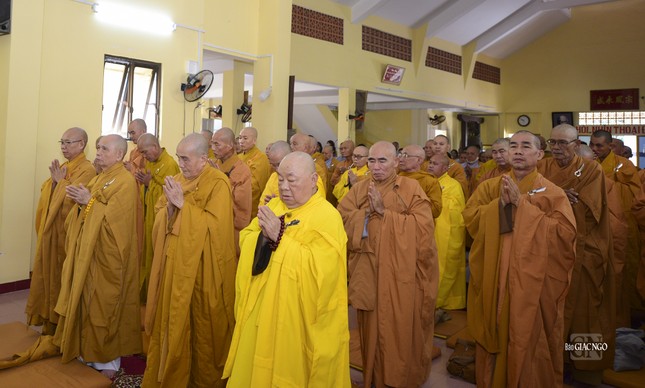 Chư tôn đức dâng hương tưởng niệm