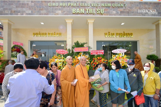 Tặng quà đến người dân khó khăn trên địa bàn