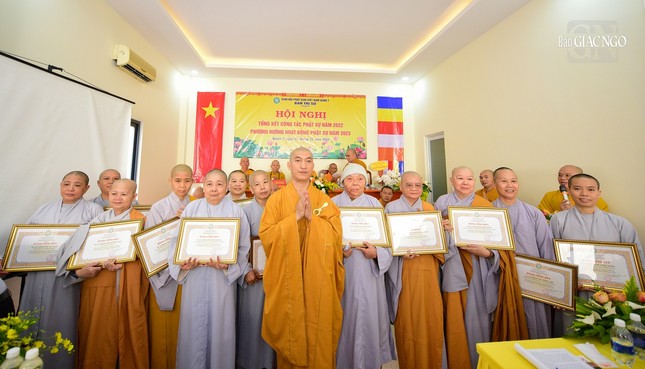 Tặng bằng công đức đến các tập thể