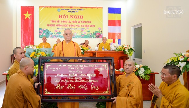 Tặng khánh vàng đến Hòa thượng Thích Lãng Huỳnh