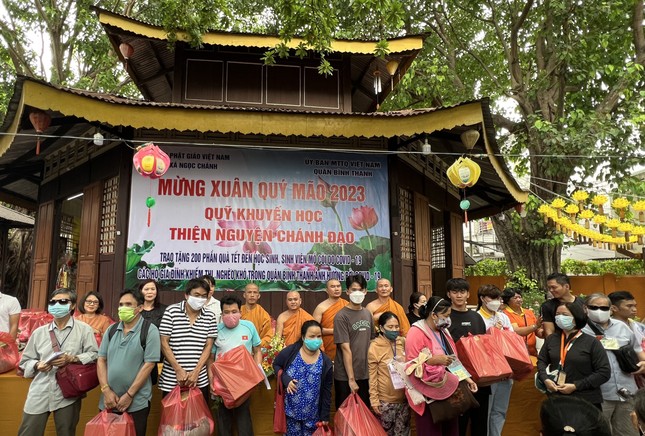 Hơn 200 phần quà Tết gửi đến người dân có hoàn cảnh khó khăn trên địa bàn quận Bình Thạnh