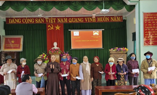 Trao tặng 300 phần quà đến người dân Trao tặng 300 phần quà đến người dân