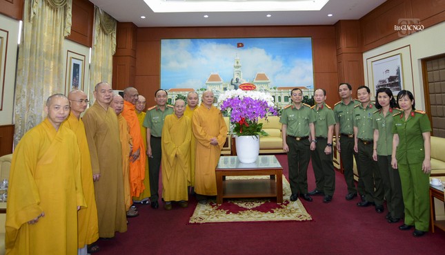 Tặng quà mừng Tết cổ truyền đến Công an TP.HCM