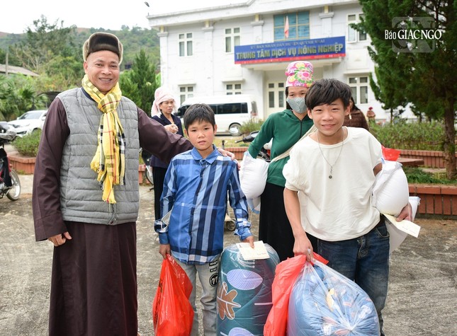 Thượng tọa Thích Trung Sơn chia sẻ niềm vui cùng các em nhỏ người dân tộc thiểu số Thượng tọa Thích Trung Sơn chia sẻ niềm vui cùng các em nhỏ người dân tộc thiểu số