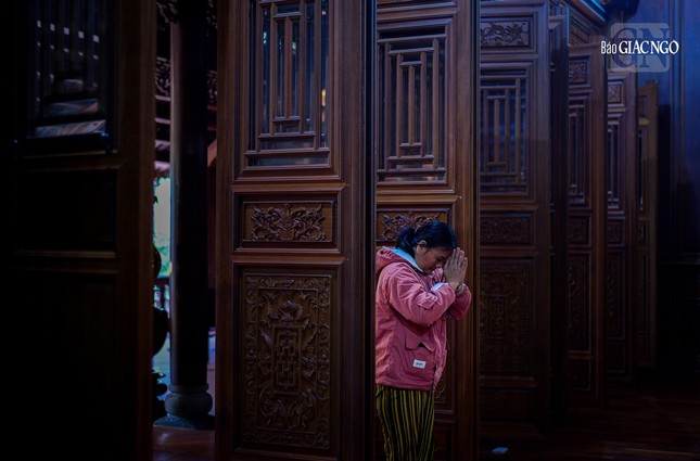 Những giờ phút sắp bước sang năm mới, một số Phật tử tranh thủ đến chùa lễ Phật... Những giờ phút sắp bước sang năm mới, một số Phật tử tranh thủ đến chùa lễ Phật...