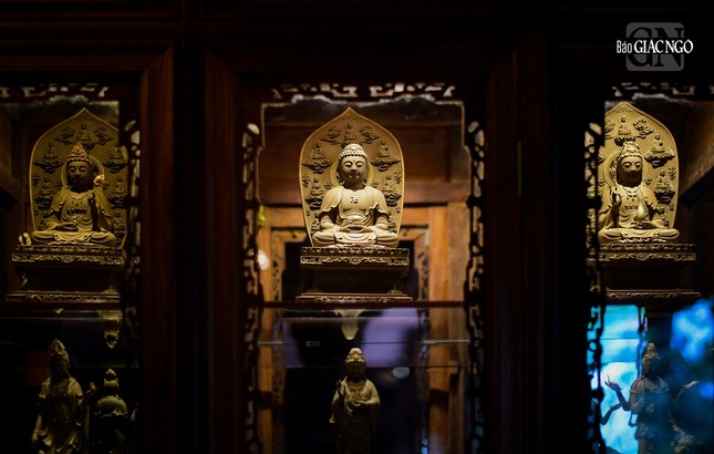 Những tượng Phật nhỏ được tôn trí khắp nơi trong chánh điện để Phật tử chiêm bái Những tượng Phật nhỏ được tôn trí khắp nơi trong chánh điện để Phật tử chiêm bái