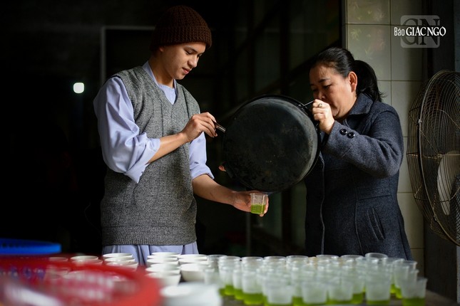 Các món ăn được chuẩn bị để phục vụ cho khách viếng chùa ngày đầu năm Các món ăn được chuẩn bị để phục vụ cho khách viếng chùa ngày đầu năm