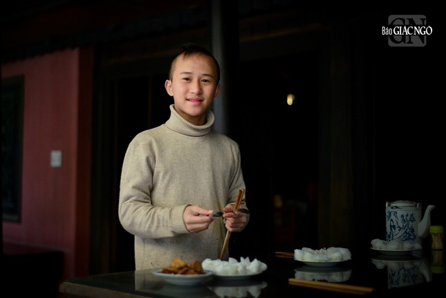 Một chú tiểu đang sửa soạn các thức ăn cho ngày cuối cùng của năm Một chú tiểu đang sửa soạn các thức ăn cho ngày cuối cùng của năm