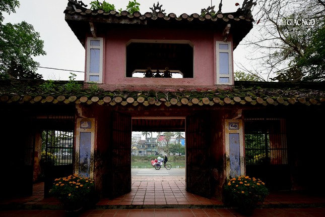 Đời sống sinh hoạt bên trong chùa vẫn diễn ra một cách yên lặng, nhẹ nhàng Đời sống sinh hoạt bên trong chùa vẫn diễn ra một cách yên lặng, nhẹ nhàng