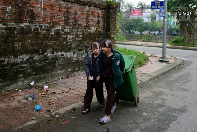 2 chú tiểu nhỏ phụ trách mang rác thải ra khỏi chùa 2 chú tiểu nhỏ phụ trách mang rác thải ra khỏi chùa