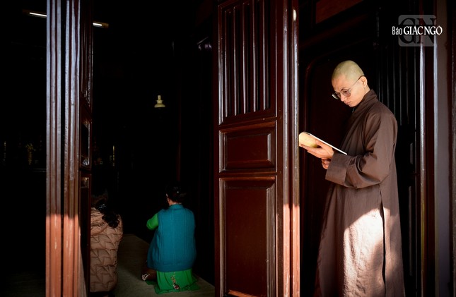 Một vị tu sĩ đang chăm chú đọc sách tại chùa Thiên Mụ