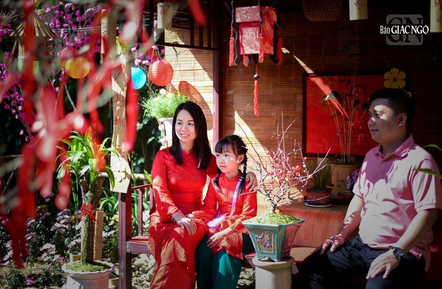 Gia đình vui vẻ chụp ảnh tại một tiểu cảnh nhỏ trong chùa