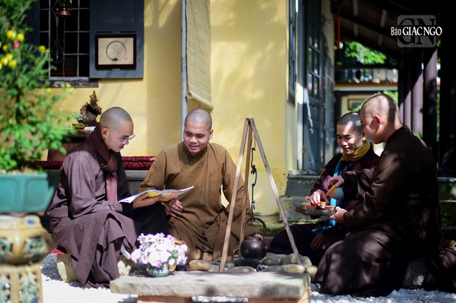 Đầu năm mới cũng là thời gian để chư Tăng ngồi lại với nhau, chia sẻ những câu chuyện đạo bên tách trà