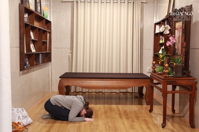 Phật tử nước ngoài đảnh lễ Thiền Sư Thích Nhất Hạnh tại thất Lắng Nghe sáng mùng 1 Tết Nguyên đán