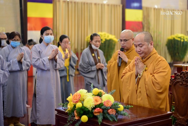 Thượng tọa Thích Phước Tiến niệm Phật cầu gia hộ