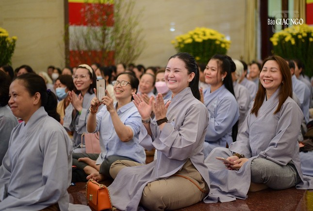 Phật tử hân hoan trong buổi pháp đàm của Thượng tọa Thích Phước Tiến