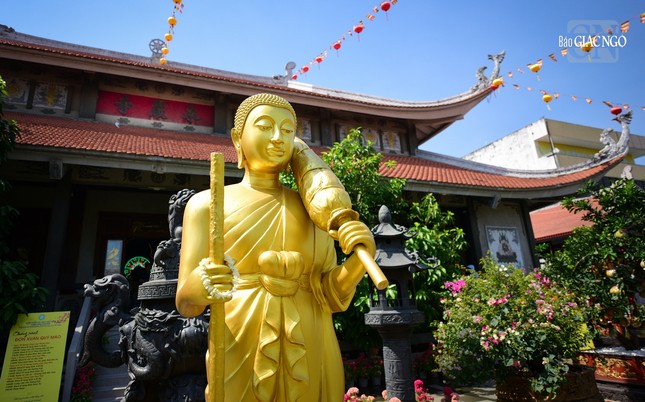 Hình ảnh Tôn giả Sīvali tay trái cầm dù, tay phải chống gậy