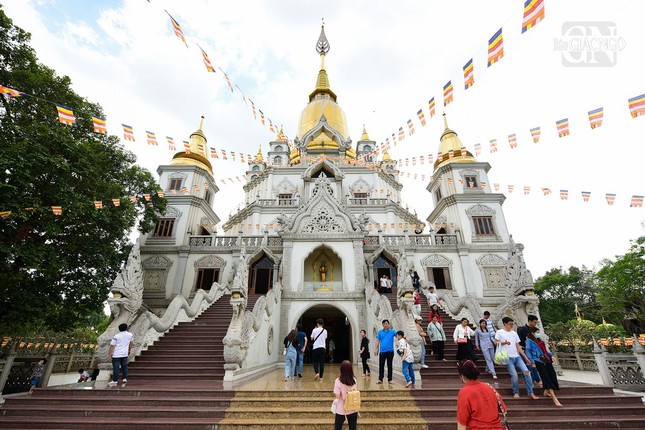 Chùa Bửu Long (TP.Thủ Đức), ngôi chùa thuộc hệ phái Phật giáo Nam tông Kinh có kiến trúc pha trộn giữa chùa Thái Lan, Ấn Độ, là nơi mà nhiều người dân đến tham quan