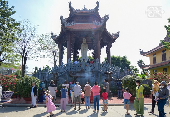 “Lễ Phật quanh năm không bằng ngày rằm tháng Giêng” là câu nói đã ăn sâu vào tâm thức của người dân Việt Nam từ xưa cho đến nay