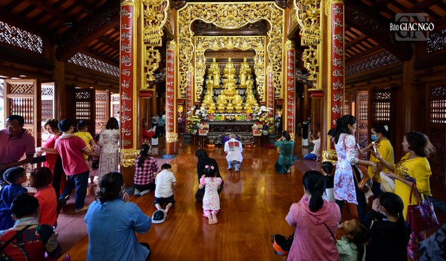 Rằm tháng Giêng năm nay rơi vào ngày Chủ nhật nên số lượng người đến chùa rất đông