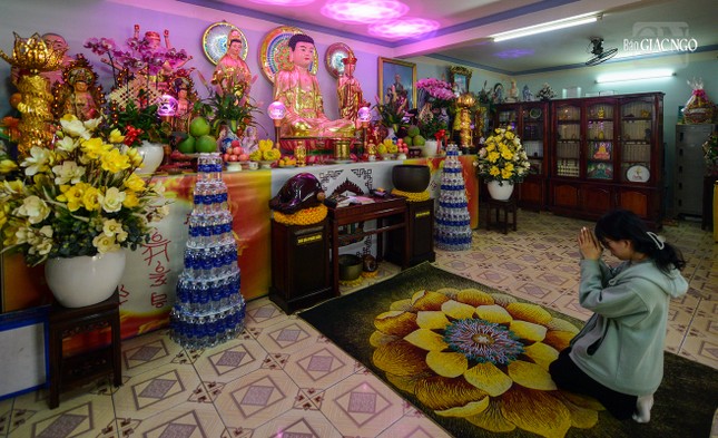 Chánh điện hiện đang được tu sửa nên khu thờ tự được thiết kế tạm để phục vụ nhu cầu lễ bái của người dân