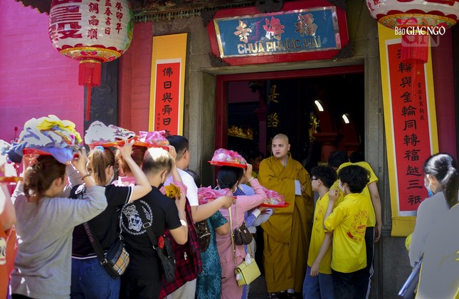 Với Phật giáo người Hoa, trong ngày rằm tháng Giêng, người dân đến chùa dâng lễ phẩm cúng dường rất đông. Hình ảnh dòng người nối nhau dâng lễ tại chùa Phước Hải (Q.1) để cầu bình an cho gia đình