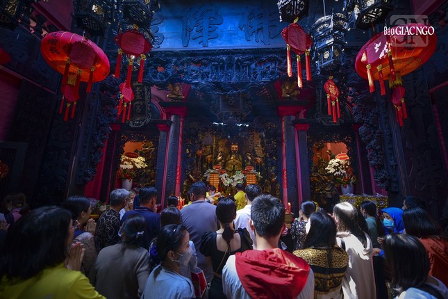 Ai cũng đi chùa để cầu cho một năm bình an, khỏe mạnh và phát tài, phát lộc