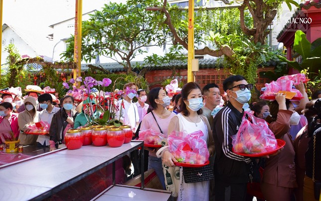 Dòng người xếp hàng dâng lễ vật trong ngày tết Nguyên tiêu với ước nguyện gia đình nhiều sức khỏe, mọi sự được hanh thông