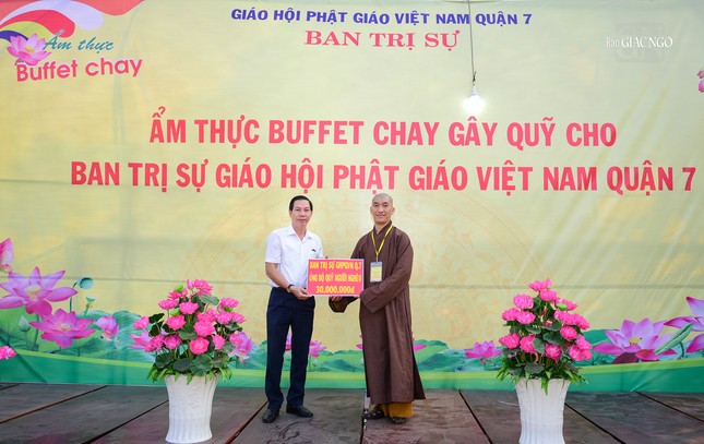 Ông Nguyễn Dũng Hùng nhận bảng tượng trưng ủng hộ Quỹ &quot;Vì người nghèo&quot; do Ban Trị sự Phật giáo Q.7 trao tặng