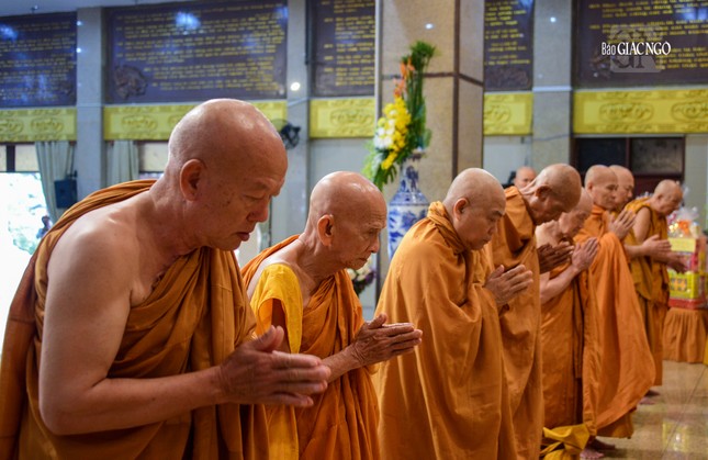 Chư tôn đức giáo phẩm hệ phái Khất sĩ đảnh lễ Tổ sư