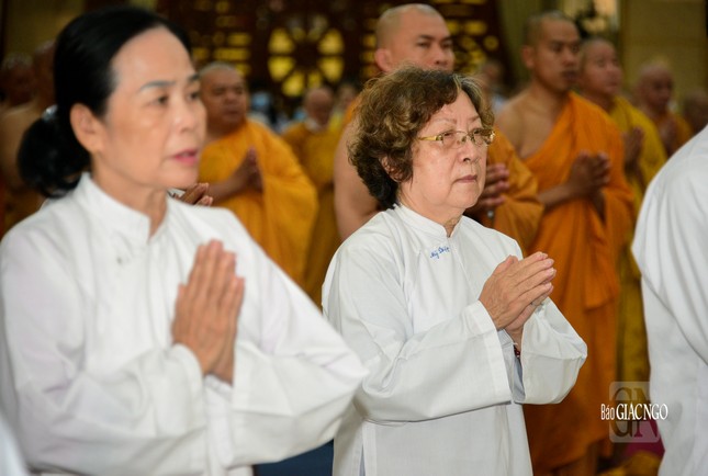 Hình ảnh Phật tử với áo tràng màu trắng truyền thống hệ phái tham dự lễ tưởng niệm