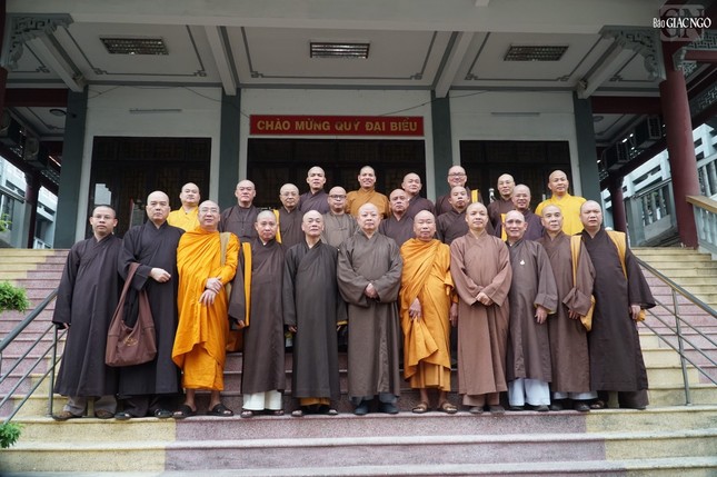 Các thành viên chụp hình lưu niệm