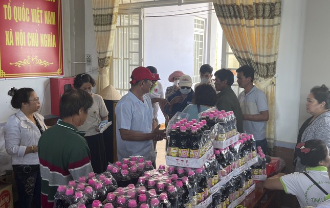 Người dân nhận quà từ các mạnh thường quân