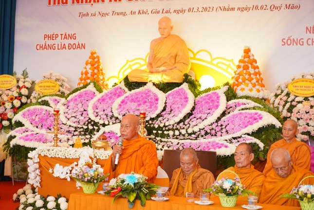 Hòa thượng Giác Hùng ban huấn từ