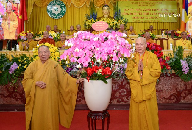 Lẵng hoa chúc mừng của Ban Thường trực Hội đồng Trị sự GHPGVN