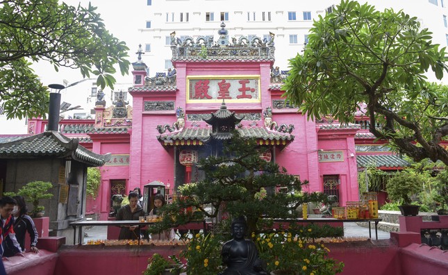 Chùa được xây dựng vào năm 1900 và lạc thành vào năm 1906, với diện tích khoảng 2.300 m2, theo thiết kế kiến trúc Trung Hoa