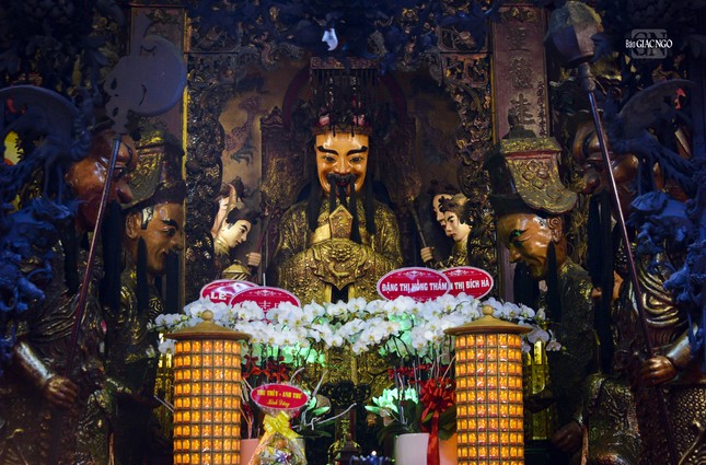 Bên trong chùa có 3 gian thờ bao gồm tiền điện, trung điện và chánh điện. Chánh điện là nơi thờ Ngọc Hoàng, xung quanh có các văn võ đứng hầu