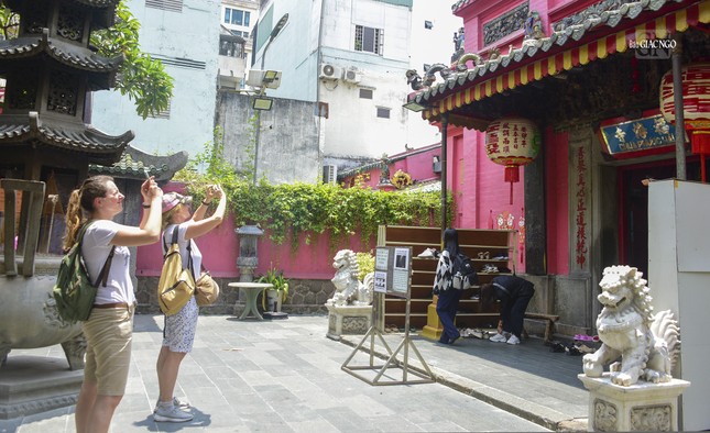 Đây là nơi thu hút rất nhiều du khách trong và ngoài nước đến tham quan, nghiên cứu, chiêm bái...