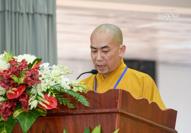 Thượng tọa Thích Huệ Tín trình báo cáo hoạt động 40 qua của Phật giáo Tỉnh hội Sông Bé - Bình Dương