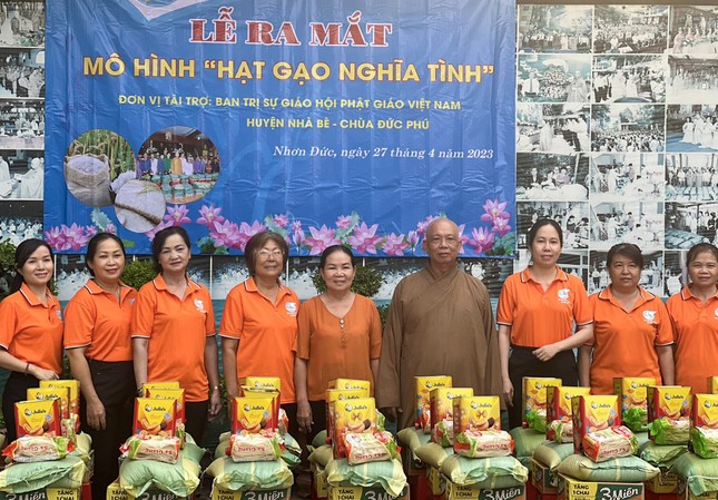 Lễ ra mắt mô hình "Hạt gạo nghĩa tình" tại chùa Đức Phú Lễ ra mắt mô hình "Hạt gạo nghĩa tình" tại chùa Đức Phú