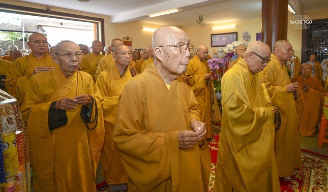 Chư tôn đức giáo phẩm dâng hương tưởng niệm Giác linh Hòa thượng Thích Giác Khánh Chư tôn đức giáo phẩm dâng hương tưởng niệm Giác linh Hòa thượng Thích Giác Khánh