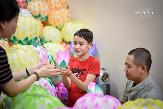 Rất nhiều em bé theo cha mẹ đến chùa để làm lồng đèn chuẩn bị cho ngày Đức Phật đản sinh