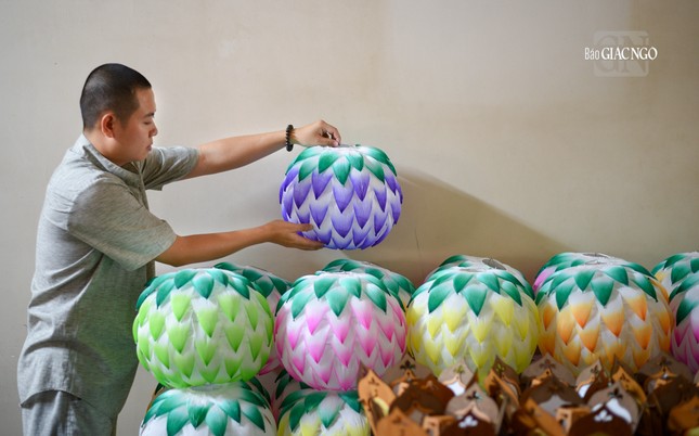 Các loại lồng đèn bằng giấy này rất dễ bị méo mó nếu chịu ngoại lực tác động mạnh, vì vậy khi lắp ghép hay di chuyển nó đều phải rất cẩn thận